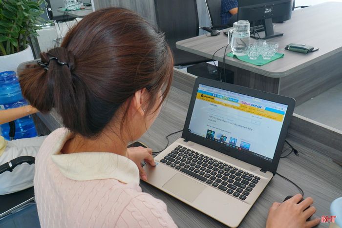 Chị Hoàng Thị Kim Dung (áo hồng) cân nhắc lựa chọn máy tính phục vụ công việc.