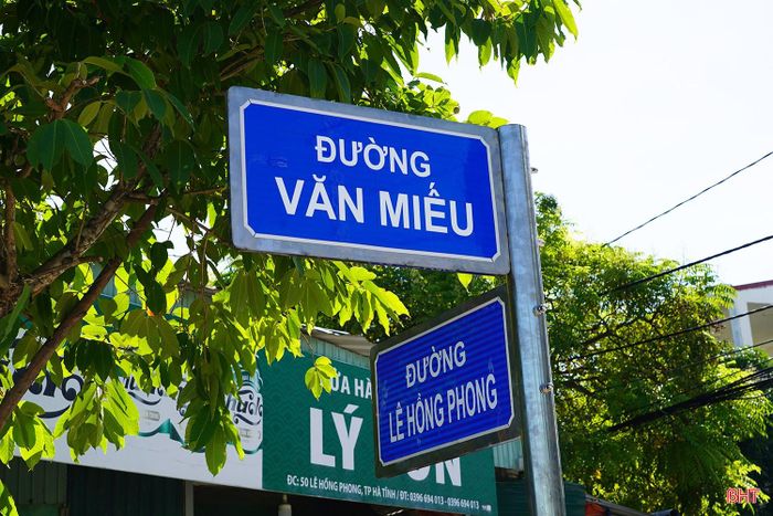 Cụ thể, đường Văn Miếu có điểm đầu giao đường Lê Hồng Phong, điểm cuối giao ngõ 549 đường Trần Phú, dài 0,936 km.