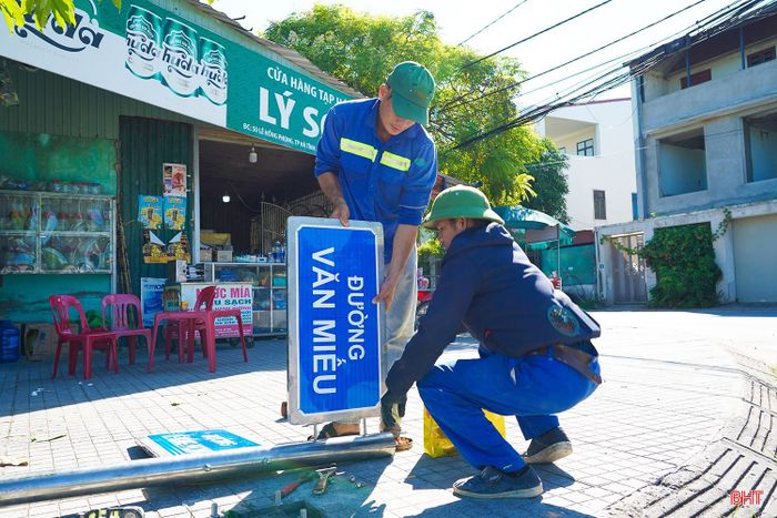 Thực hiện Nghị quyết số 38/NQ-HĐND ngày 26/6/2026 của HĐND tỉnh Hà Tĩnh về việc đặt tên một số tuyến đường trên địa bàn các xã, phường; UBND phường Thành Sen đã giao Trung tâm Dịch vụ tổng hợp phường tổ chức lắp đặt biển tên tại các tuyến đường được đặt tên mới.