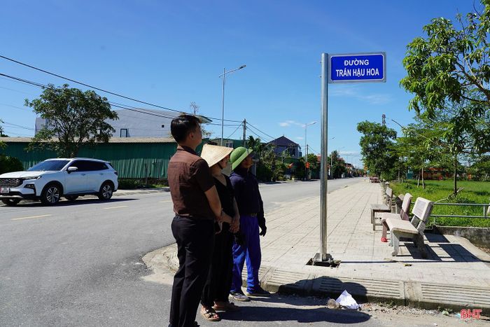 Hai tuyến còn lại là đường Bồng Sơn, có điểm đầu giao đường Hà Huy Tập, điểm cuối giao ngõ 9 đường Nguyễn Biểu, dài 0,590 km; đường Trần Hữu Duyệt, có điểm đầu giao đường Hà Huy Tập, điểm cuối giao đường Lê Duẩn, dài 0,375 km sẽ được phường triển khai lắp đặt biển tên trong thời gian tới. Hệ thống biển tên giúp người dân thuận lợi hơn trong xác định địa chỉ, đi lại, giao nhận hàng hóa, thực hiện các giao dịch hành chính, dân sự; đồng thời hỗ trợ các cơ quan chức năng trong công tác quản lý đô thị, dân cư và hạ tầng.