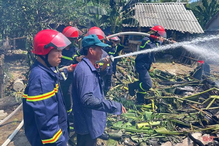 Lực lượng chức năng đã xuất 2 xe chữa cháy cùng 15 cán bộ, chiến sĩ đến hiện trường triển khai nhiệm vụ.