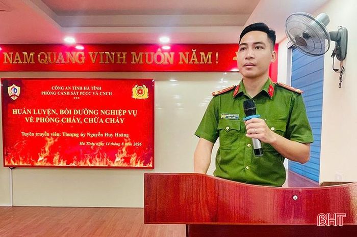 Cán bộ Phòng Cảnh sát PCCC&CNCH (Công an tỉnh) truyền đạt các nội dung.