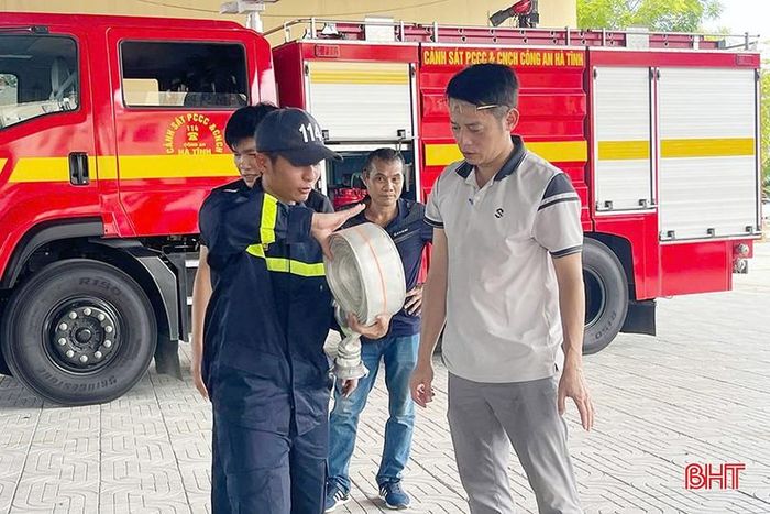 Cán bộ Phòng Cảnh sát PCCC&CNCH hướng dẫn học viên thực hành các phương tiện chữa cháy.