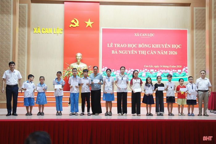 Tại buổi lễ, lãnh đạo xã Can Lộc và đại diện gia đình bà Nguyễn Thị Cẩn (ở xã Can Lộc) đã trao 45 suất học bổng, với tổng trị giá 99 triệu đồng cho các em học sinh có hoàn cảnh khó khăn nỗ lực vươn lên, đạt thành tích cao trong học tập. Cụ thể, 45 suất gồm: 3 suất, mỗi suất trị giá 5 triệu đồng và 42 suất, mỗi suất trị giá 2 triệu đồng.