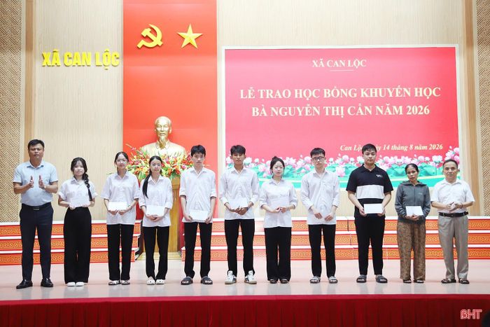 Những suất học bổng không chỉ hỗ trợ một phần chi phí học tập mà còn là nguồn động viên tinh thần, khích lệ các em tiếp tục nỗ lực, phấn đấu đạt thành tích cao, trở thành những người có ích cho xã hội.