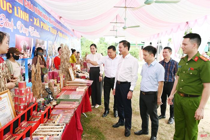 Đồng chí Trần Báu Hà - Ủy viên BTV Tỉnh ủy, Phó Chủ tịch Thường trực UBND tỉnh và các đại biểu tham quan gian hàng chào mừng ngày hội.