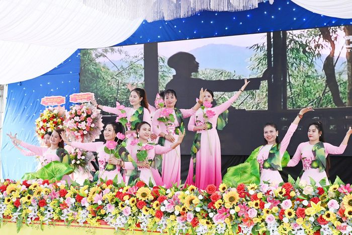 Chương trình văn nghệ chào mừng ngày hội.