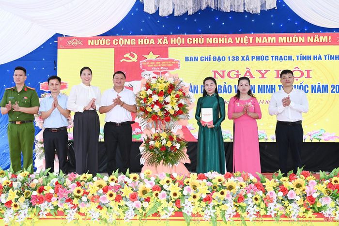 Lãnh đạo xã Phúc Trạch tặng hoa chúc mừng ngày hội.