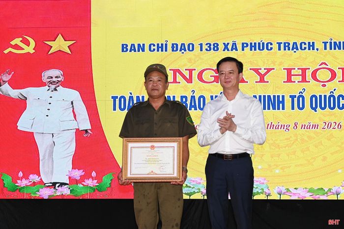 Đồng chí Trần Báu Hà - Phó Chủ tịch Thường trực UBND tỉnh trao bằng khen của Chủ tịch UBND tỉnh Hà Tĩnh cho cá nhân có thành tích xuất sắc trong phong trào toàn dân bảo vệ an ninh Tổ quốc năm 2025.