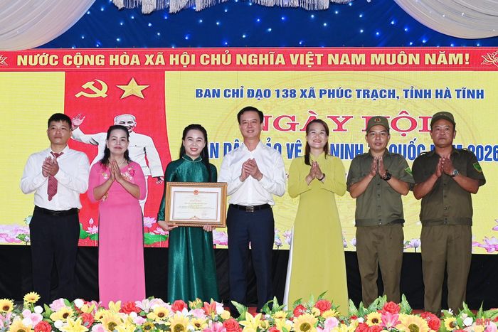 Đồng chí Trần Báu Hà - Phó Chủ tịch Thường trực UBND tỉnh trao bằng khen của Chủ tịch UBND tỉnh Hà Tĩnh cho tập thể thôn Phúc Lĩnh.