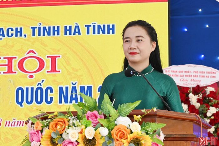 Đồng chí Lê Thị Cẩm Vân - Bí thư Chi bộ thôn Phúc Lĩnh phát biểu khai mạc ngày hội.