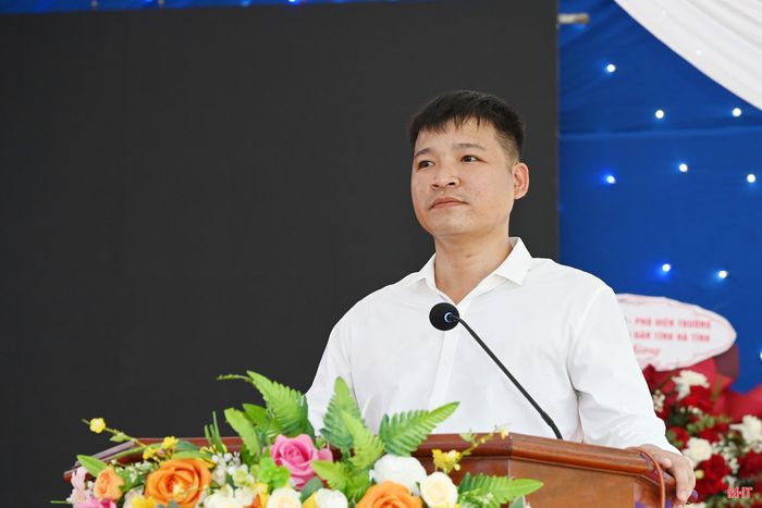 Đồng chí Dương Trường Phi - Trưởng thôn Phúc Lĩnh báo cáo một số kết quả nổi bật trong xây dựng phong trào toàn dân bảo vệ an ninh Tổ quốc của thôn.