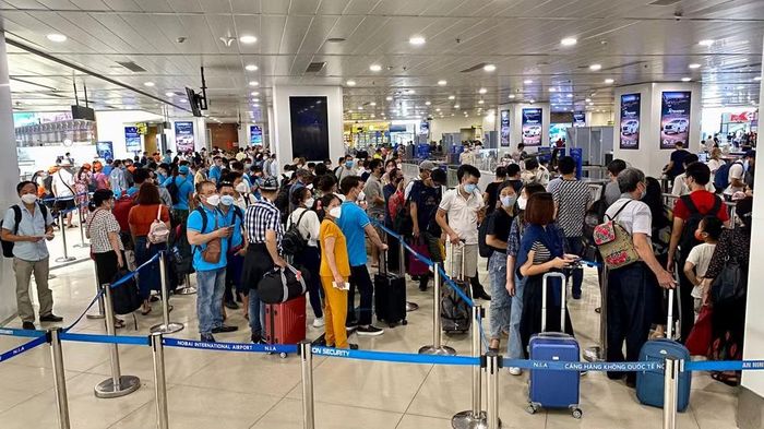Hành khách làm thủ tục chuyến bay tại Cảng hàng không Quốc tế Nội Bài. (Ảnh: Việt Hùng/Vietnam+)