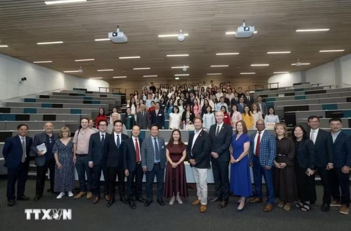 Ban Giám đốc Đại học Kinh tế Quốc dân (NEU) và Đại học West of England (UWE Bristol) cùng các đại biểu tại Hội thảo quốc tế kỷ niệm 15 năm quan hệ hợp tác với chủ đề "Đổi mới sáng tạo toàn cầu, Tương lai số và Phát triển bền vững." (Ảnh: TTXVN phát)