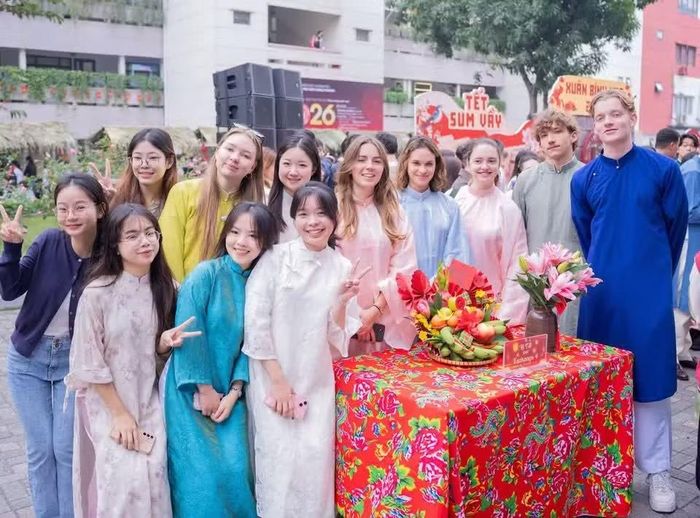 Sinh viên quốc tế Trường Đại học Ngoại thương trải nghiệm văn hóa Tết Việt. (Ảnh: Vietnam+)