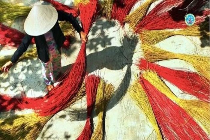 Sợi cói được nhuộm màu trước khi đưa vào dệt chiếu. (Ảnh: Sở Văn hóa, Thể thao và Du lịch Hưng Yên)