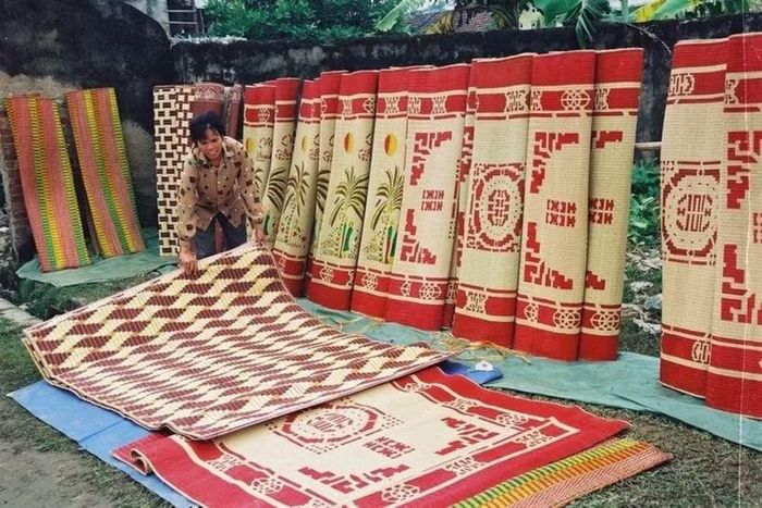 Sản phẩm chiếu cói làng Hới. (Ảnh: Sở Văn hóa, Thể thao và Du lịch Hưng Yên)