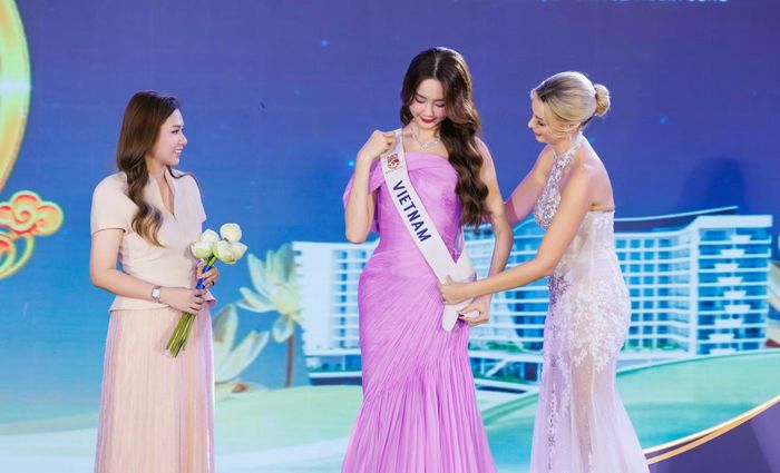 Đại diện Việt Nam nhận sash Miss World 2026 từ ban tổ chức. (Ảnh: BTC)