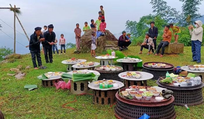 Thực hành nghi lễ cúng linh thiêng. (Ảnh: Cổng Thông tin điện tử xã Trịnh Tường)