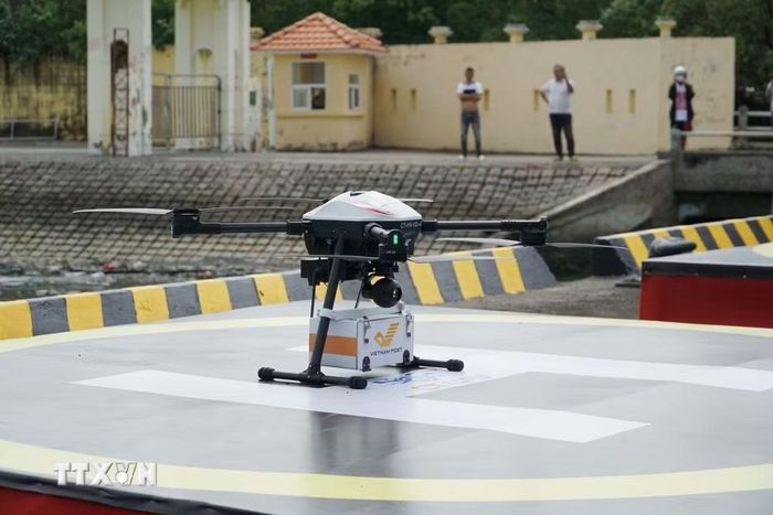 Giao hàng bưu chính bằng thiết bị bay không người lái (UAV). (Ảnh: Thu Hoài/TTXVN)