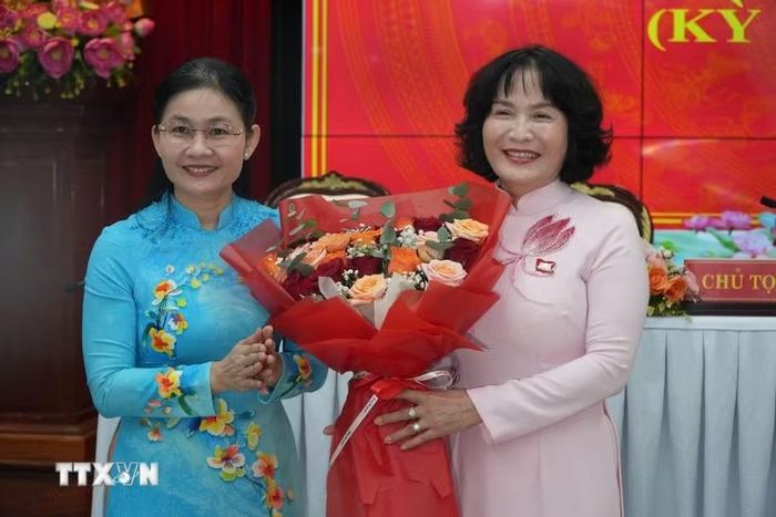 Ủy viên Trung ương Đảng, Phó Bí thư Thường trực Thành ủy, Chủ tịch Hội đồng Nhân dân thành phố Đồng Nai Tôn Ngọc Hạnh tặng hoa chúc mừng bà Nguyễn Thị Cát Tiên được bầu giữ chức Phó Chủ tịch Ủy ban Nhân dân thành phố Đồng Nai. (Ảnh: Sỹ Tuyên/TTXVN)