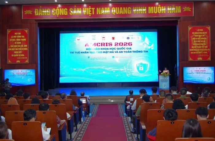 Quang cảnh hội thảo khoa học quốc gia “Trí tuệ nhân tạo cho Mật mã và An toàn thông tin” (AI4CRIS 2026). (Ảnh: PV/Vietnam+)