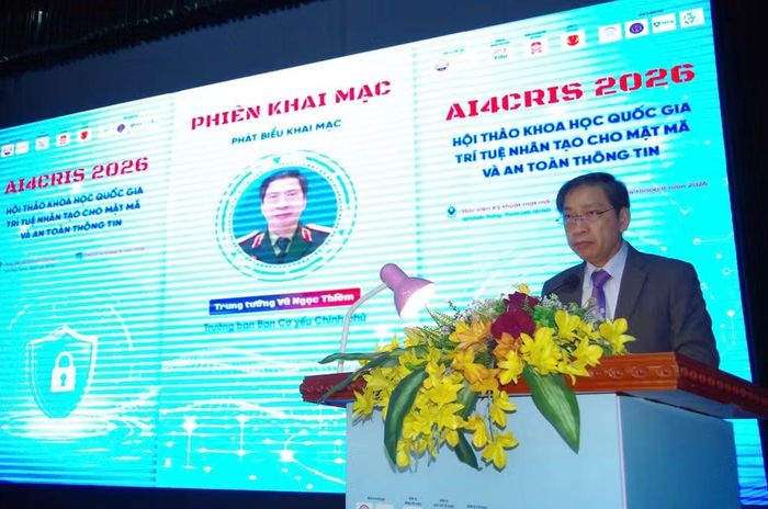 Trung tướng Vũ Ngọc Thiềm, Trưởng ban Ban Cơ yếu Chính phủ phát biểu khai mạc Hội thảo. (Ảnh: PV/Vietnam+)