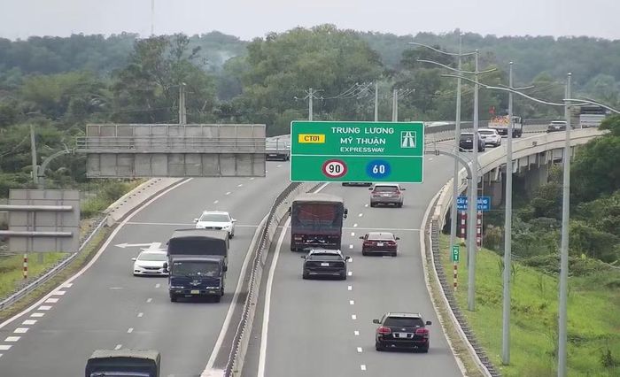 Phương tiện lưu thông trên tuyến cao tốc Trung Lương-Mỹ Thuận. (Ảnh: PV/Vietnam+)