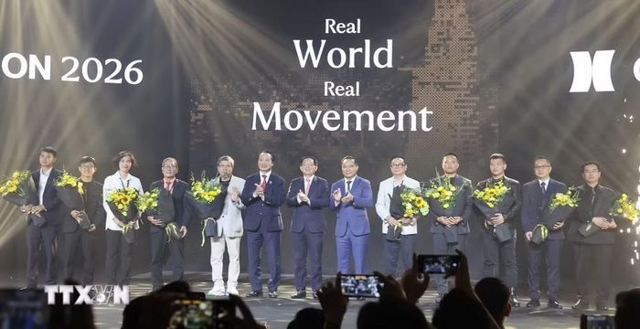 Phó Thủ tướng Hồ Quốc Dũng và Chủ tịch UBND TP. Hồ Chí Minh Nguyễn Văn Được tặng hoa cho Ban Tổ chức sự kiện. (Ảnh: Hứa Chung/TTXVN)