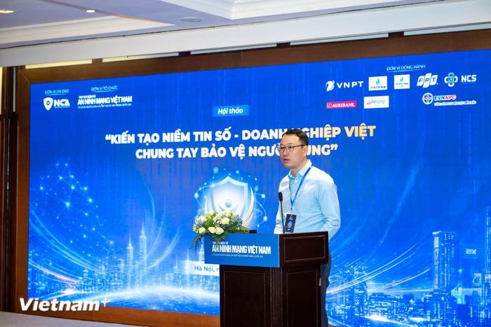 Thượng tá Triệu Mạnh Tùng, Phó Cục trưởng Cục An ninh mạng và phòng, chống tội phạm sử dụng công nghệ cao, Bộ Công an; Uỷ viên Ban chấp hành Hiệp hội An ninh mạng quốc gia phát biểu khai mạc Hội thảo. (Ảnh: Minh Sơn/Vietnam+)