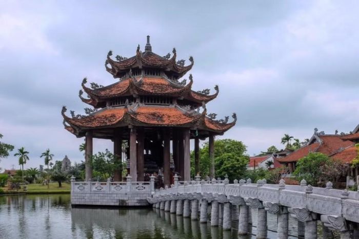 Lầu Quan Âm nằm giữa hồ nước uy nghiêm (Ảnh: Vietnam+)