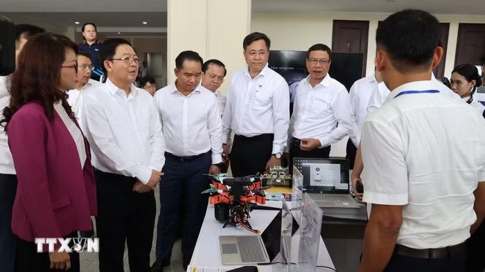 Phó Thủ tướng Chính phủ Hồ Quốc Dũng tham quan một số mô hình công nghệ mới tại Trường Đại học Quốc gia Thành phố Hồ Chí Minh. (Ảnh: Hứa Chung/TTXVN)