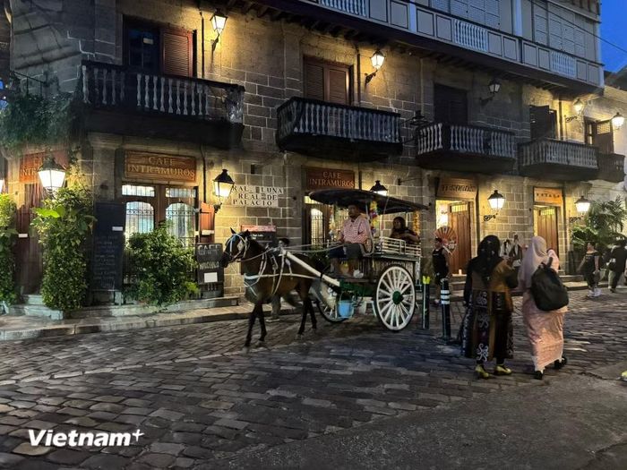 Chiếc xe ngựa kalesa chở khách trong khu vực thành cổ Intramuros. (Ảnh: Đỗ Quyên/Vietnam+)