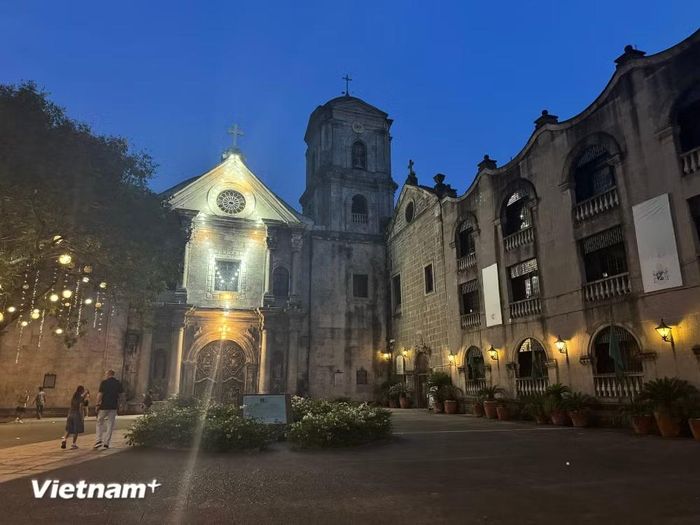 Nhà thờ San Agustin hơn 400 năm tuổi, là nhà thờ lâu đời nhất Philippines, một biểu tượng kiến trúc nằm trong thành cổ Intramuros. (Ảnh: Đỗ Quyên/Vietnam+)