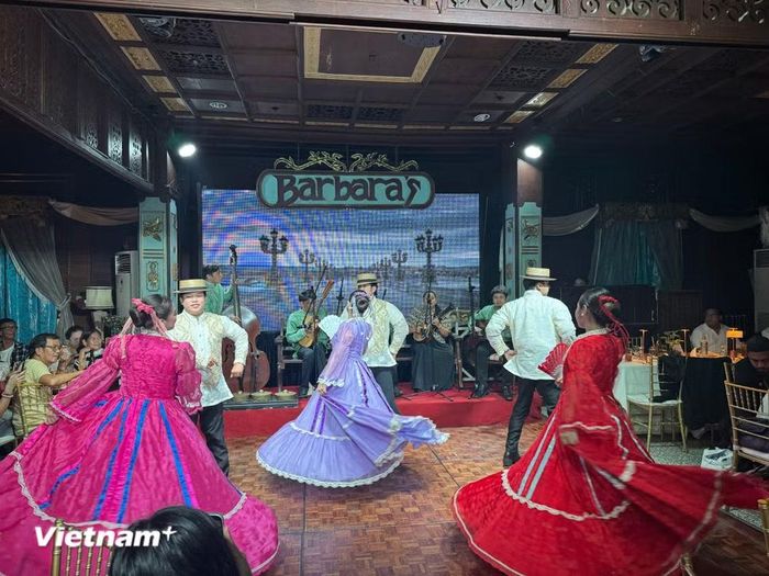 Âm nhạc và những vũ điệu đầy màu sắc truyền thống nhưng mang dấu ấn Tây Ban Nha làm buổi tối ở Intramuros trọn vẹn hơn. (Ảnh: Đỗ Quyên/Vietnam+)
