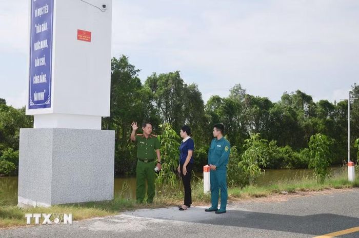 Mô hình “An ninh trật tự xã hội thông minh” xã Tân Hưng được xây dựng với 20 camera giám sát an ninh, lắp đặt tại 11 vị trí trọng điểm trên địa bàn. (Ảnh: TTXVN phát)
