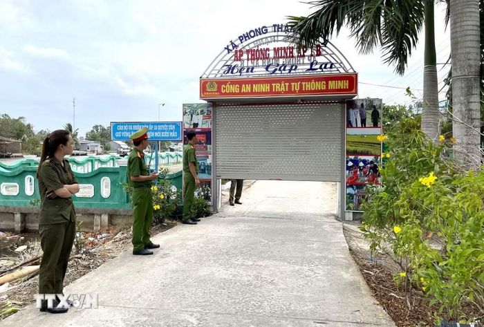 “Cổng An ninh trật tự thông minh” được xây dựng kiên cố, trang bị cửa cuốn, bộ điều khiển tự động cùng hệ thống camera giám sát kết nối mạng Internet. (Ảnh: TTXVN phát)