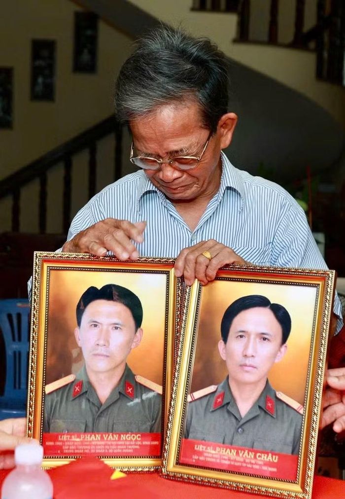 Ông Phan Văn Tư bên tấm di ảnh người anh trai của ông là liệt sĩ Phan Văn Ngọc và Phan Văn Châu - những người đã ngã xuống khi tuổi đời còn rất trẻ. (Ảnh: Bộ Tư lệnh Thành phố Hồ Chí Minh cung cấp)