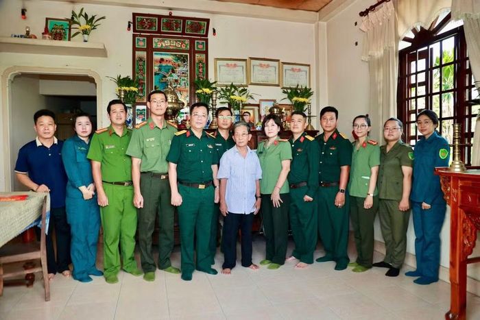 Bộ Tư lệnh Thành phố Hồ Chí Minh và Công an Thành phố Hồ Chí Minh phối hợp tới từng nhà các gia đình Anh hùng liệt sỹ thăm hỏi và trao di ảnh. (Ảnh: Bộ Tư lệnh Thành phố Hồ Chí Minh cung cấp)