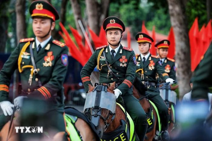 Hình ảnh cán bộ, chiến sỹ Cảnh sát cơ động Kỵ binh trong đội hình tổng duyệt nổi bật giữa không gian rợp cờ Tổ quốc tại khu vực trung tâm Hà Nội. (Ảnh: Phạm Tuấn Anh/TTXVN)