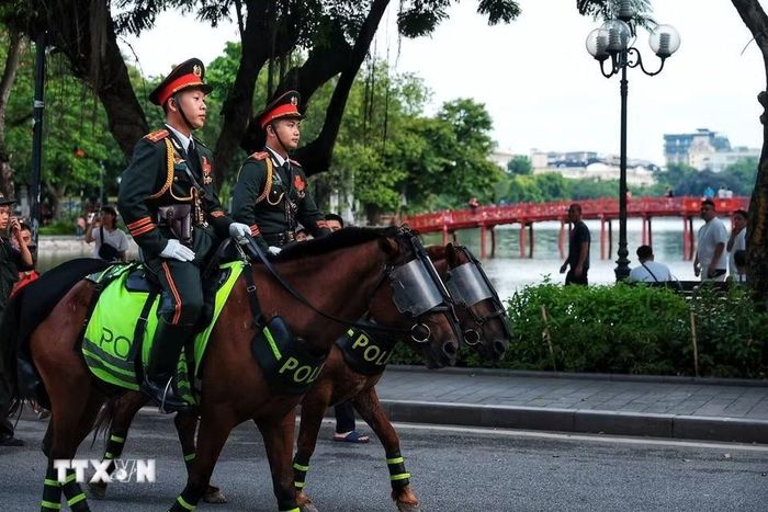 Đội Kỵ binh di chuyển qua khu vực hồ Hoàn Kiếm. (Ảnh: Phạm Tuấn Anh/TTXVN)