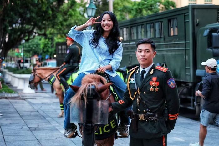 Các bạn trẻ hào hứng trải nghiệm cưỡi ngựa và chụp ảnh lưu niệm cùng với kỵ binh. (Ảnh: Phạm Tuấn Anh/TTXVN)