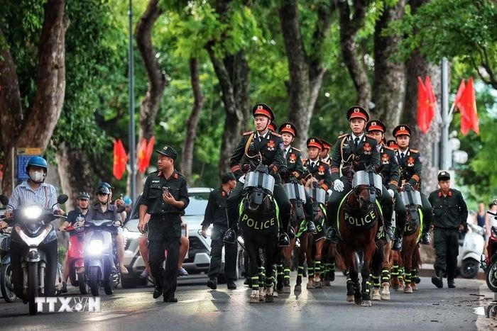 Đội hình cán bộ, chiến sỹ Đoàn Cảnh sát cơ động Kỵ binh, Bộ Tư lệnh Cảnh sát cơ động di chuyển trên các tuyến phố trung tâm Hà Nội trong buổi tổng duyệt chương trình “81 mùa bình yên.” (Ảnh: Phạm Tuấn Anh/TTXVN)