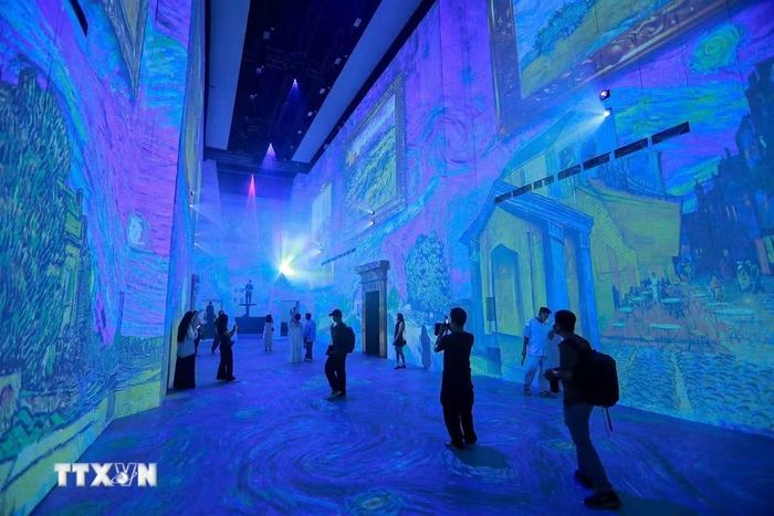 Công nghệ 3D Mapping, VR, AR cùng hệ thống âm thanh vòm đưa người xem bước vào thế giới hội họa đầy cảm xúc của Van Gogh. (Ảnh: Khánh Hòa/TTXVN)