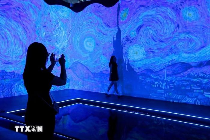 Công nghệ 3D Mapping, VR, AR cùng hệ thống âm thanh vòm đưa người xem bước vào thế giới hội họa đầy cảm xúc của Van Gogh. (Ảnh: Khánh Hòa/TTXVN)