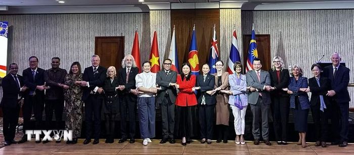 Các đại biểu tham dự Lễ kỷ niệm 59 năm ngày thành lập ASEAN tại bang Tây Australia chụp ảnh lưu niệm. (Ảnh: Trung Trang/TTXVN)