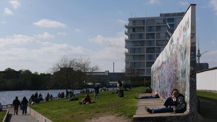 East Side Gallery nằm bên bờ sông Spree, ngay trên dải biên giới cũ