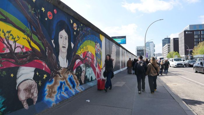 Bức tranh trên Bức tường Berlin tại East Side Gallery