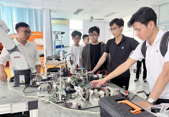 Các sinh viên nghiên cứu thực hành tại Trung tâm Đào tạo Khu Công nghệ cao Thành phố Hồ Chí Minh. Ảnh tư liệu (minh họa): Thanh Vũ/TTXVN