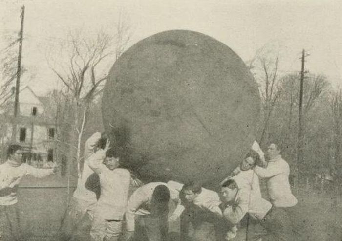 Đội chơi bóng đẩy của trường Harvard. Ảnh: utterlyinteresting.com